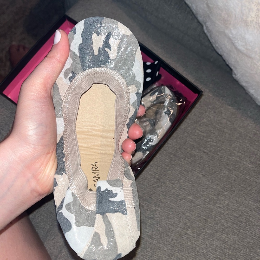 Cute kids camo flat shoes! The shoes have such fun sparkles!!